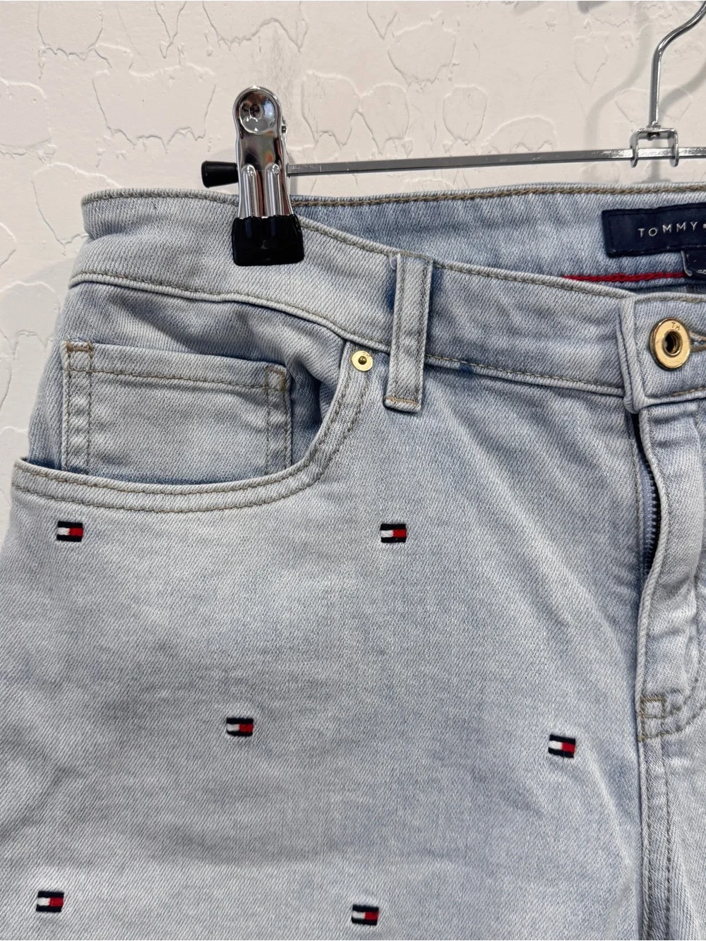 Tommy Hilfiger Greenwich Cuffed Denim Shorts Women 6 Embroidered Flag Light Wash